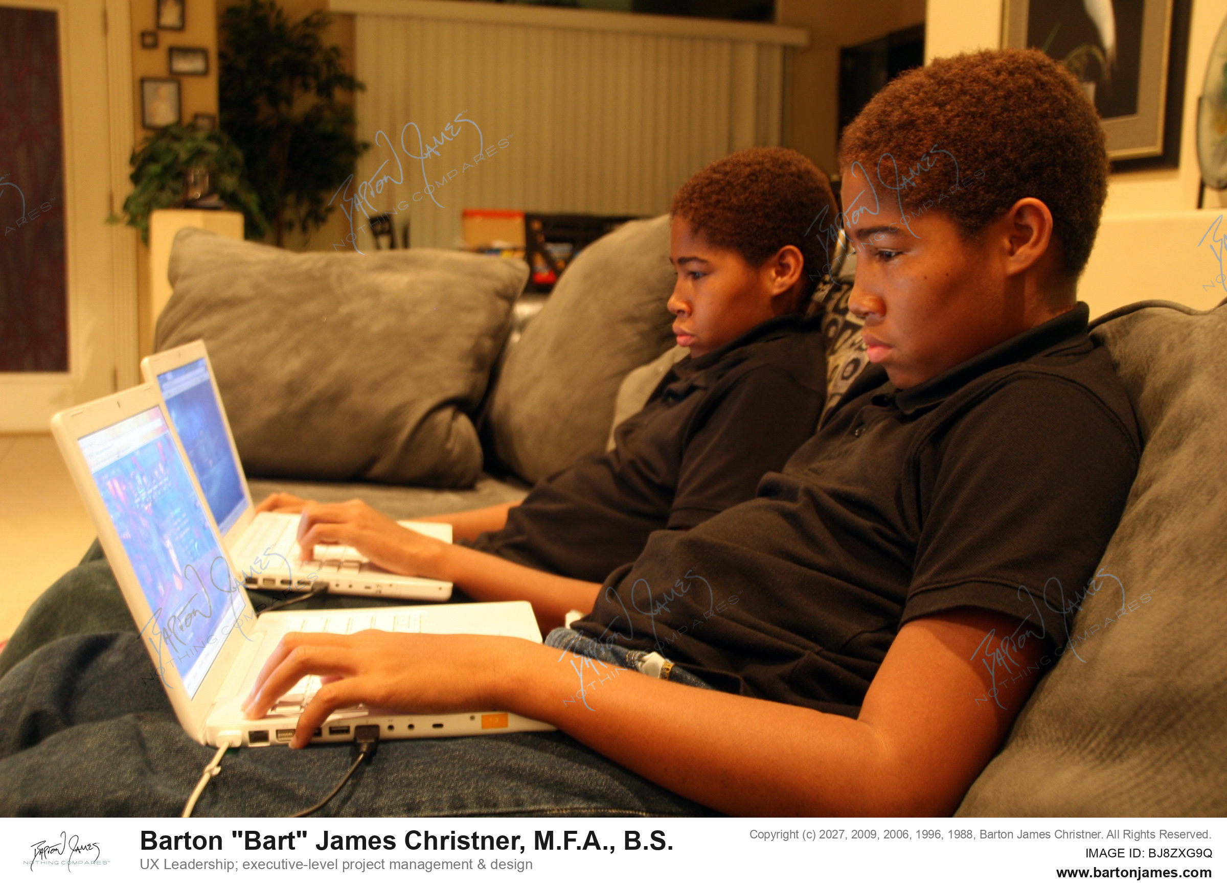 20140919 TECHNOLOGY 32Woodstone Dual Mac Laptops On Couch Christopher Andrew Giles PHOTO